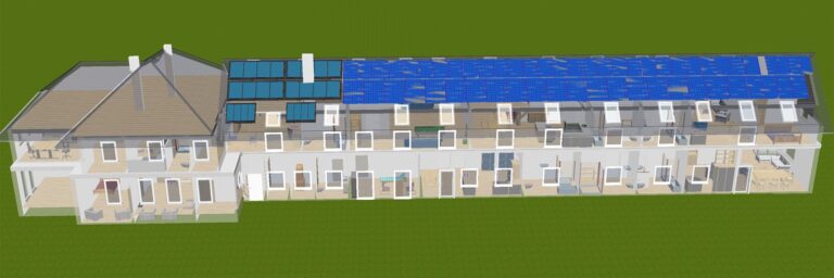 Modell des sanierten Wohnhauses und ausgebauten Stalltraktes aus Richtung Süden. Es sind viele Wohnräume durch die halbtransparenten Wände zu erkennen und auf dem Dach Solarthermie- und Photovoltaik-Module.